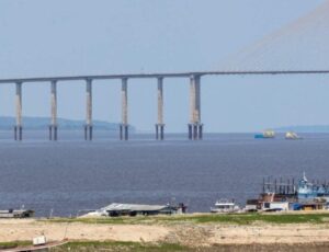 Após atingir vazante histórica, Rio Negro volta a subir em Manaus