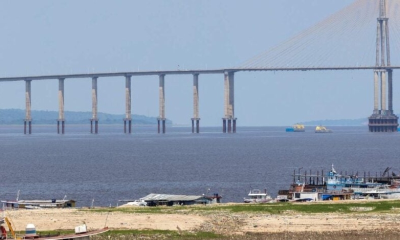 Após atingir vazante histórica, Rio Negro volta a subir em Manaus