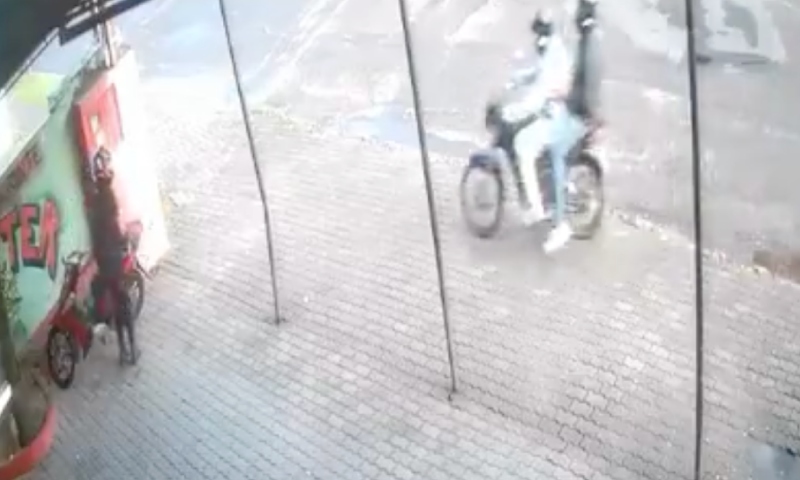 Arm4 falha várias vezes antes de mulher levar t1r0 na cabeça; veja vídeo