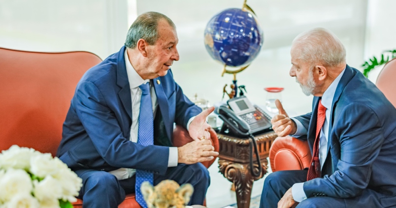 Senador Omar Aziz discute com presidente Lula sobre ações de combate à seca no Amazonas
