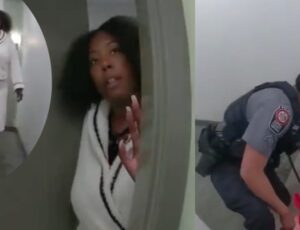 Tudo filmado: mulher surta e esfaqueia policial que bateu na porta para saber se ela estava bem; veja vídeo