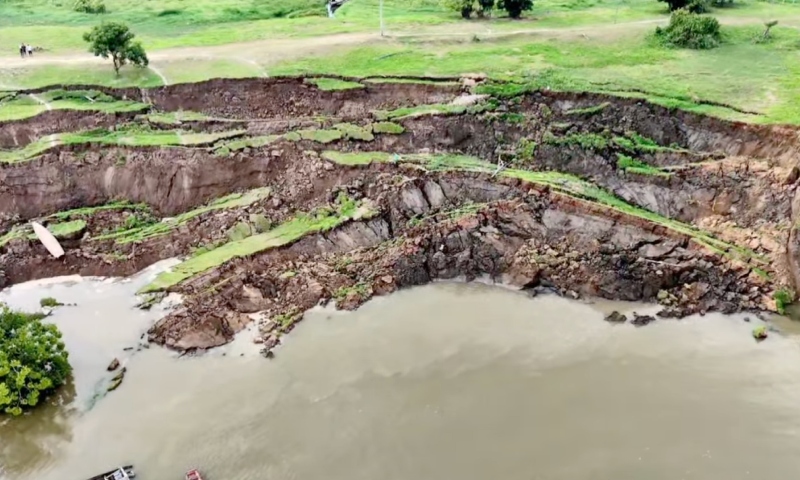 Orla de Boa Vista do Ramos desaba e gera pânico no interior do Amazonas; veja vídeo