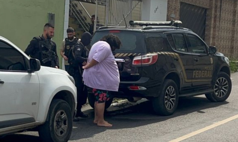 Urgente: enquanto dormia nos braços da mulher, homem é preso pela Polícia Federal no Parque das Laranjeiras; veja vídeo