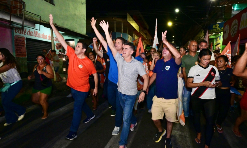 Moradores do Mutirão recebem calorosamente David Almeida em caminhada pela Zona Norte de Manaus