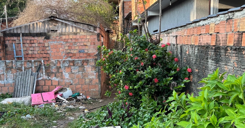 Urgente: suposto assaltante é encontrado morto em terreno abandonado no Alvorada