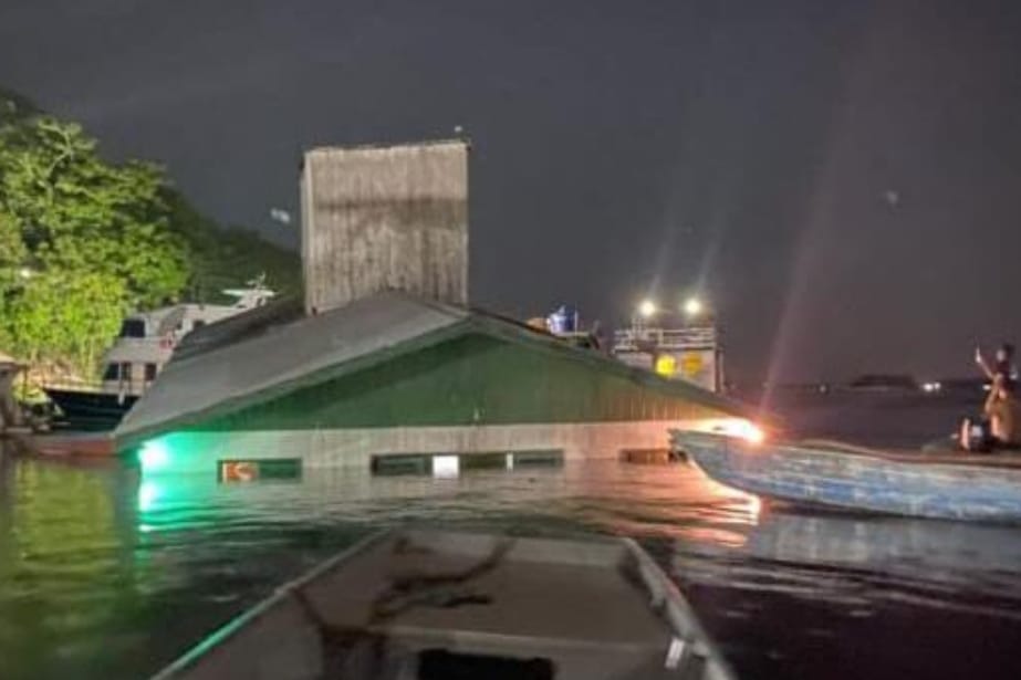 Inesperado: Fábrica de Gelo afunda no meio do Rio Negro