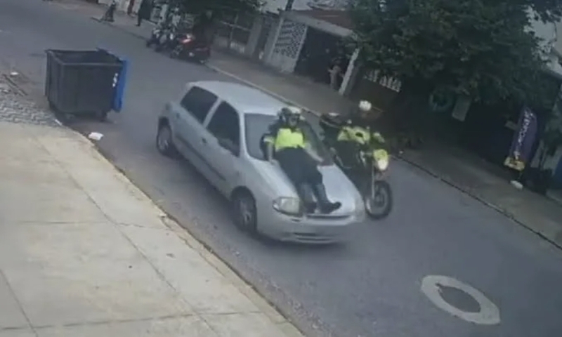 Motorista arrasta agente de trânsito no capô para evitar ser guinchado; veja vídeo