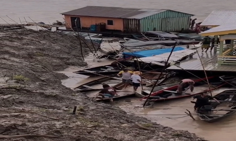 Chuva intensa vira flutuantes e naufraga canoas em Anamã; veja vídeo