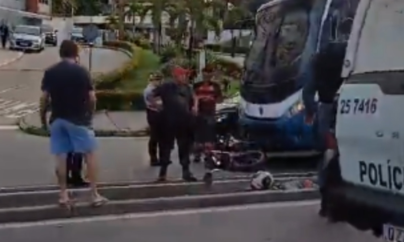 Acidente entre moto e ônibus deixa uma pessoa ferida na Avenida Torquato Tapajós; veja vídeo