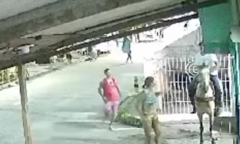 Homem montado em cavalo é assassinado a tiros no meio da rua; veja vídeo