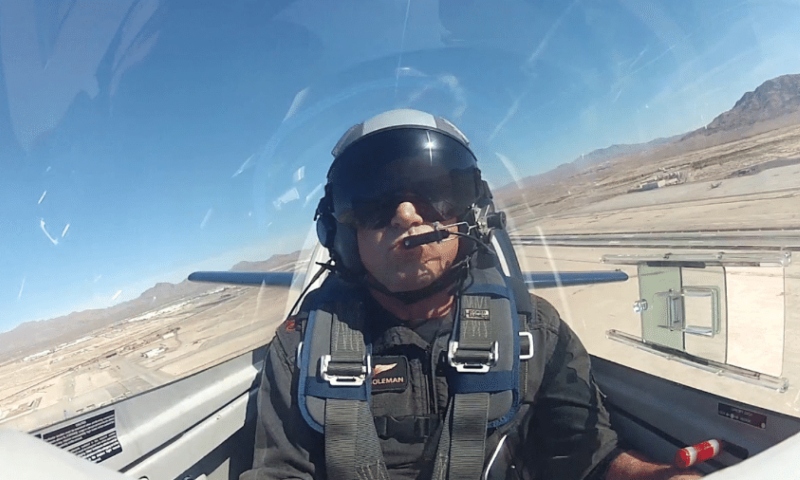 Veja momento em que instrutor de voo do filme “Top Gun” morre em acidente aéreo