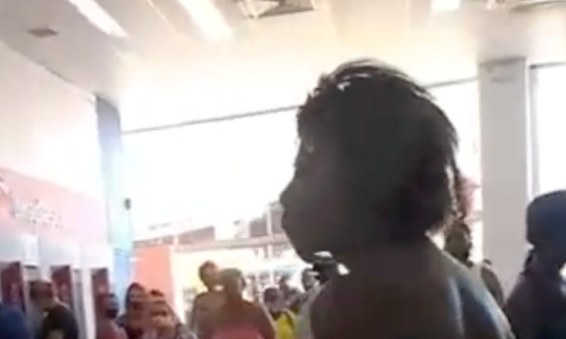 “Vem, pomba-gira!”: mulher grávida surta em agência bancária e puxa briga com geral no meio da rua; veja vídeo
