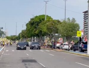 "Bronca alta!": carreatas de Alberto Neto e David Almeida se cruzam na Ponta Negra e a treta rola solta; veja vídeo