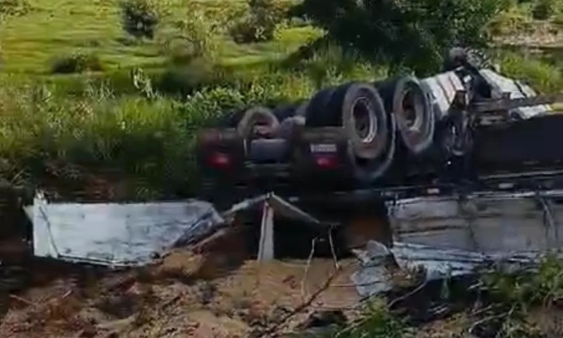 Grave acidente entre carro e carreta na BR-174 deixa uma mulher morta