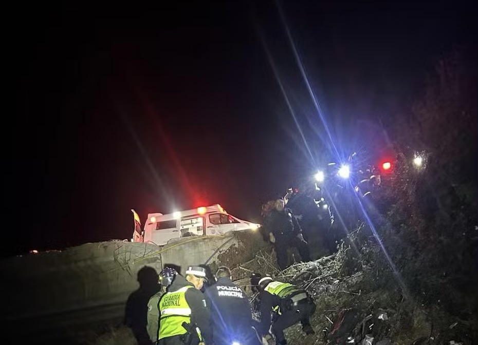 Tragédia: ônibus despenca de penhasco e deixa 24 mortos