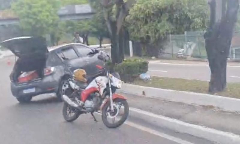 Carro desgovernado causa acidente na av. Darcy Vargas em Manaus; veja vídeo