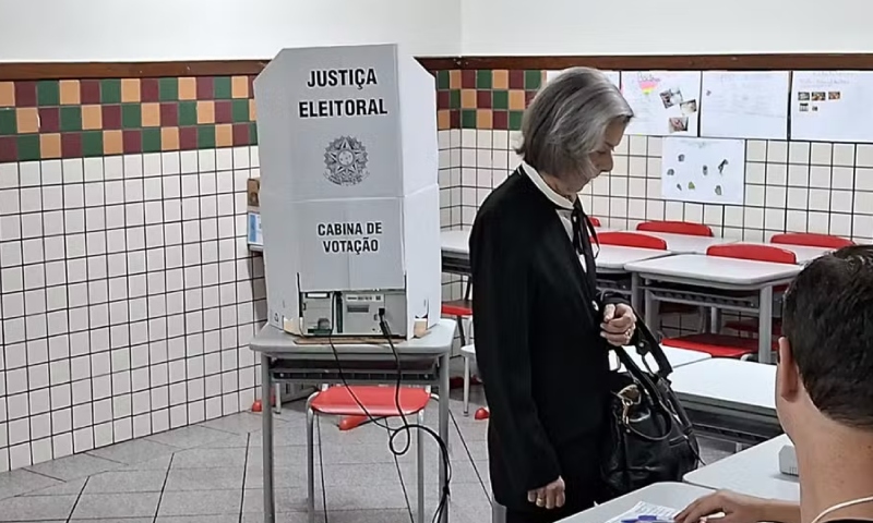 Cármen Lúcia, presidente do TSE, vota em Belo Horizonte