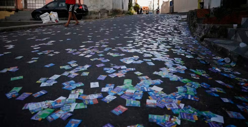 Candidatos podem ser multados por espalhar santinhos em Manaus