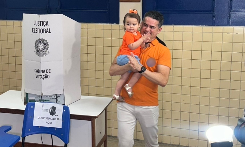 Prefeito David Almeida vota no Morro da Liberdade e afirma: “a população vai reconhecer aquele que trabalha”