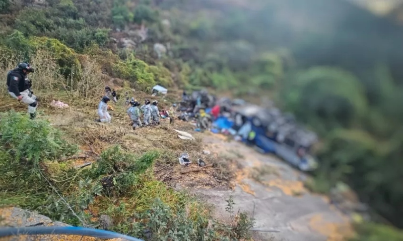 Capotamento de ônibus deixa 24 mortos e 5 feridos no México
