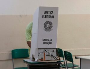 Eleitor de Manaus é preso após tirar foto na cabine de votação