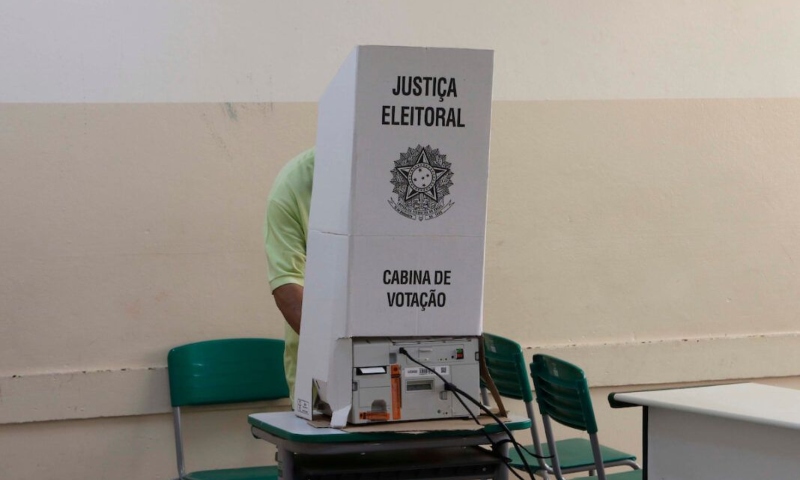 Eleitor de Manaus é preso após tirar foto na cabine de votação