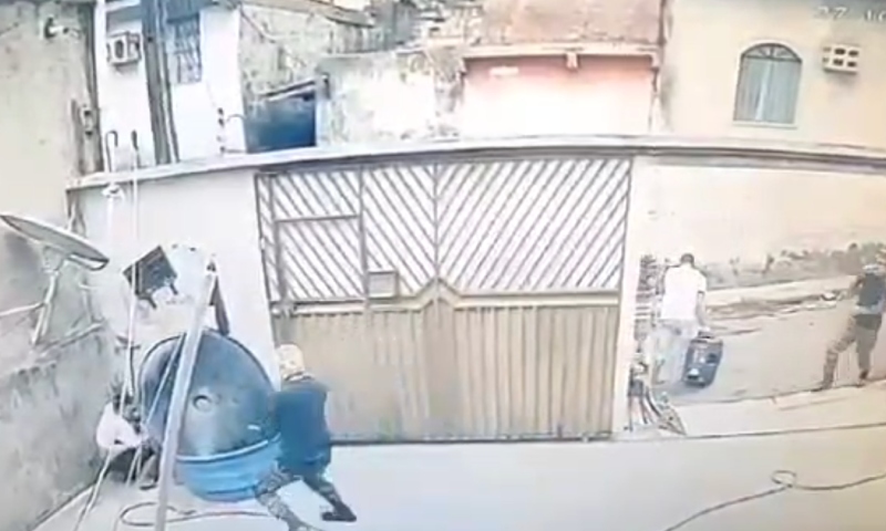 Acerto de contas: veja momento em que homens encapuzados matam traficante no Coroado