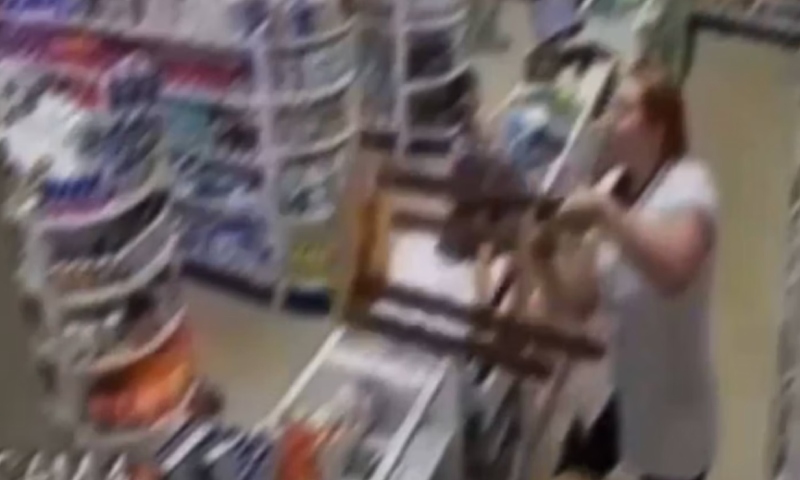 Trabalhadora dá cadeirada em bandido durante tentativa de assalto; veja vídeo