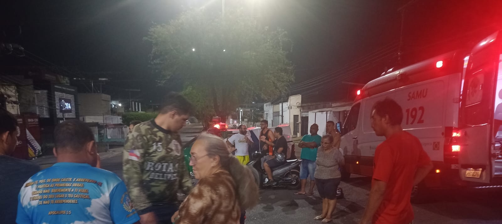 Acidente entre moto e ônibus deixa feridos na Cachoeirinha