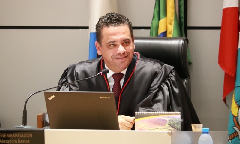 Desembargador virou alvo da PF por compra de carros de luxo, jet ski e omissão no imposto de renda