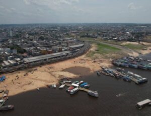 "Repiquete": Rio Negro volta a secar e causa preocupação na população do Amazonas