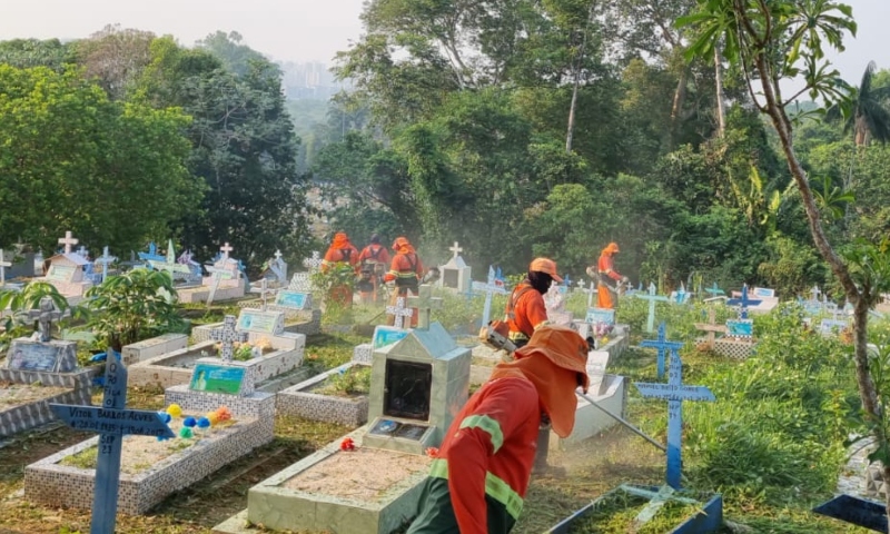 Cemitérios de Manaus passam por limpeza e manutenção para o Dia de Finados