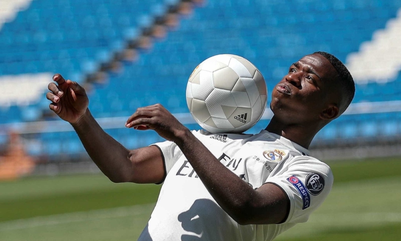 Imprensa internacional repercute ausência de Vinicius Junior no Bola de Ouro: “defeito moral”