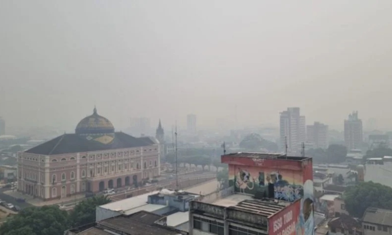 Manaus amanhece coberta por fumaça e qualidade do ar só piora