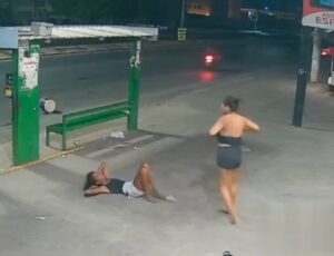 Blindada furiosa mete a faca em jovem morena durante briga em ponto de ônibus; veja vídeo