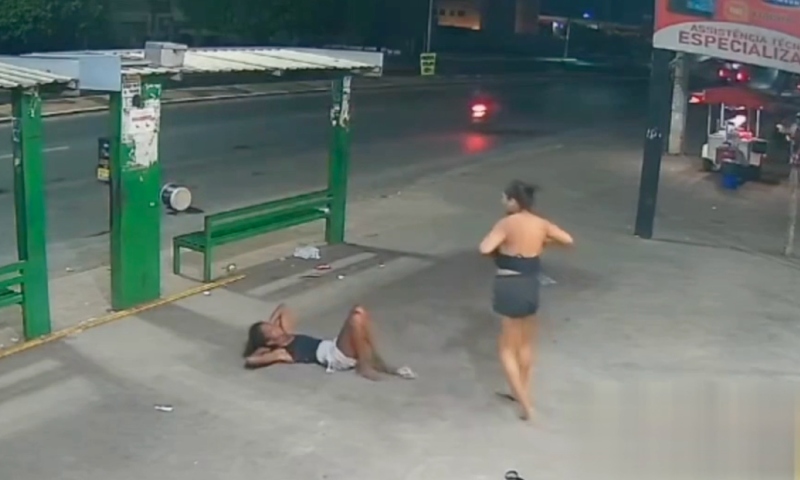 Blindada furiosa mete a faca em jovem morena durante briga em ponto de ônibus; veja vídeo