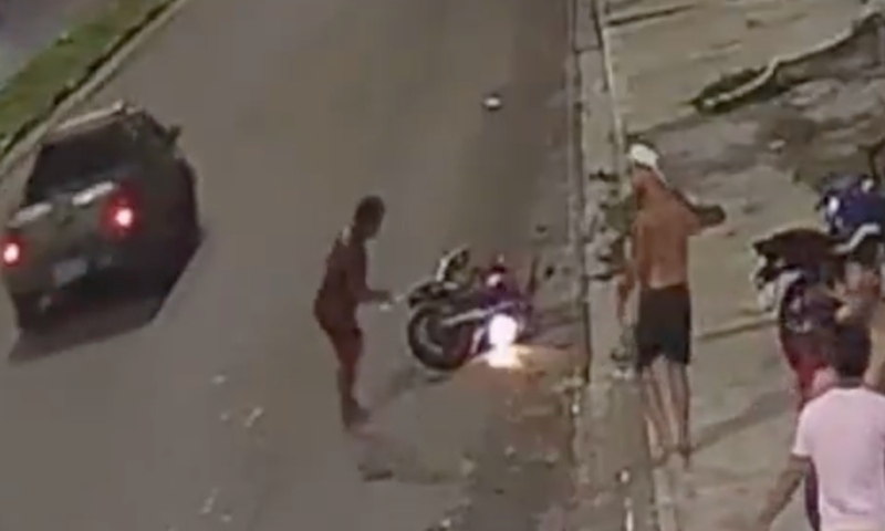 Revoltante: bêbados valentões espancam idoso com Alzheimer em avenida de Manaus; veja vídeo