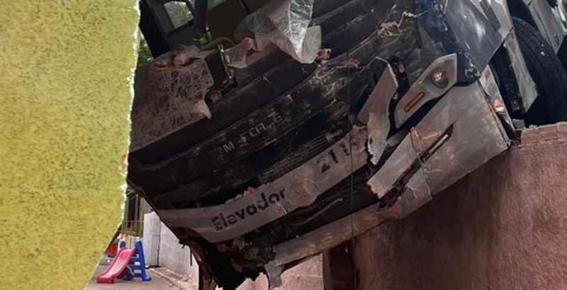 Ônibus desgovernado invade creche e deixa 11 feridos