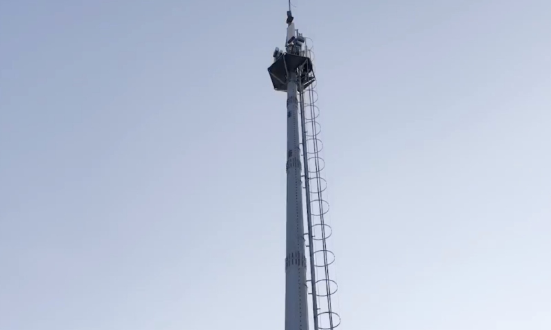 Ladrão fica preso no alto de torre ao tentar furtar fiação, em Manaus; veja vídeo