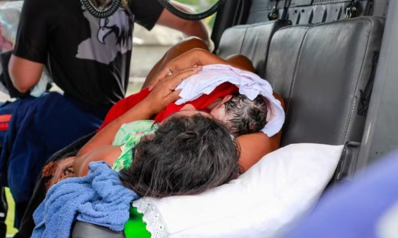Mãe dá à luz dentro de helicóptero durante resgate em comunidade isolada pela seca no Amazonas