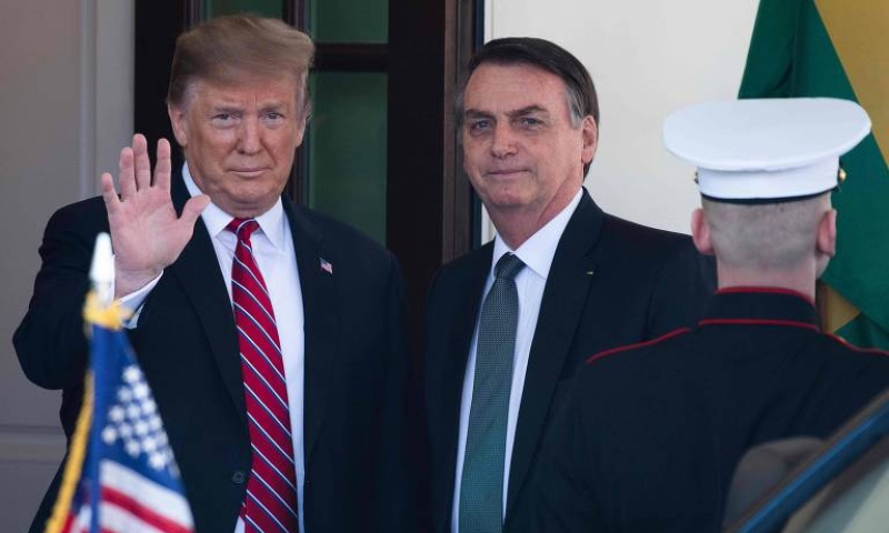Bolsonaro pede a Trump que ajude o Brasil a não virar uma Venezuela; veja vídeos