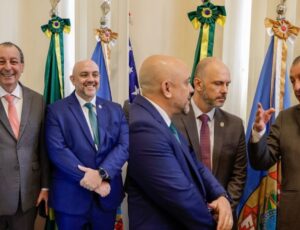 Senador Omar Aziz prestigia posse do novo Superintendente da Polícia Federal no AM