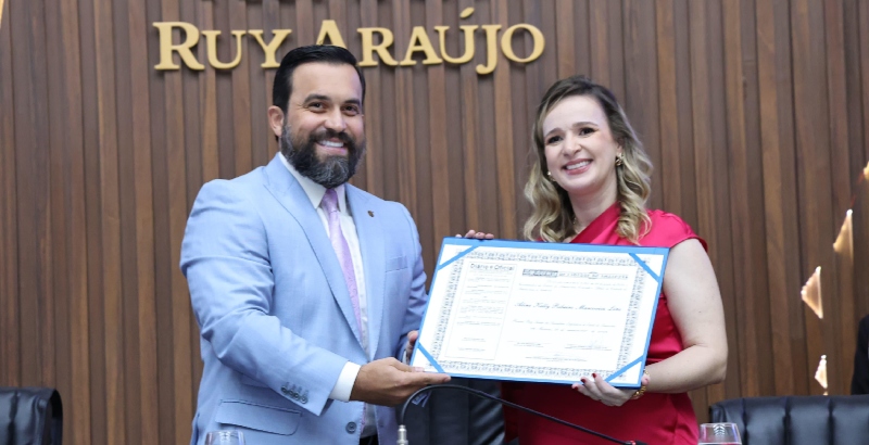 Deputado Dr. George Lins homenageia juíza Aline Kelly com Título de Cidadã Amazonense