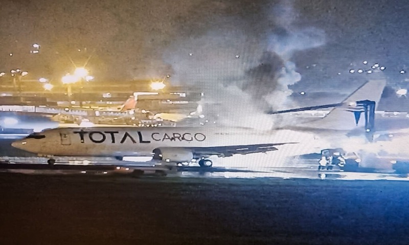 Em chamas avião cargueiro faz pouso de emergência no aeroporto de Guarulhos