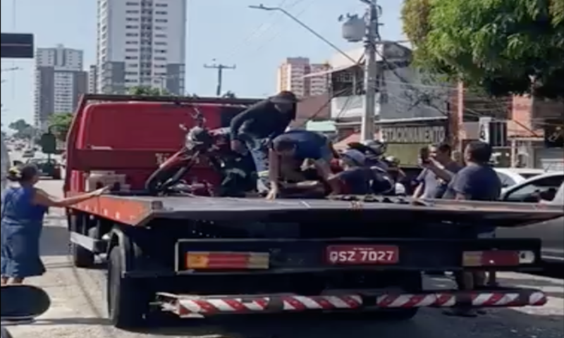 Motociclista aplica mata-leão em agente de trânsito; Veja vídeo