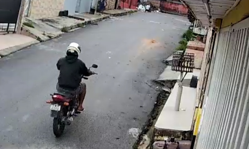 Veja momento em que ladrão assalta mulher em plena luz do dia em Manaus