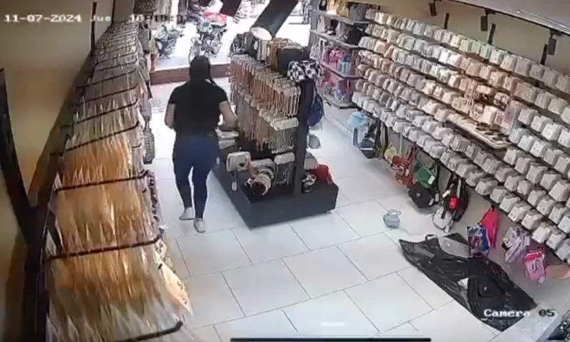 Tudo filmado: homem invade loja de bijuteria e mete a faca na ex-namorada; veja vídeo