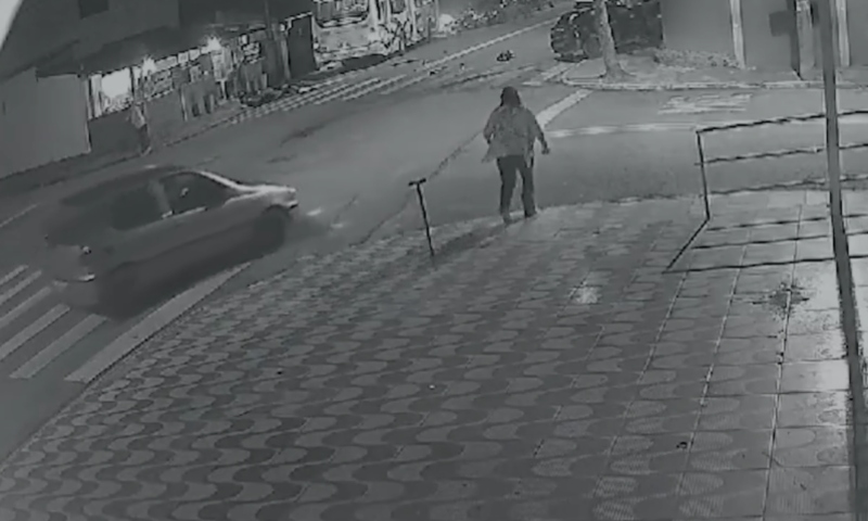 Desesperador: ônibus invade calçada de adega e atropela 12 pessoas; veja vídeo
