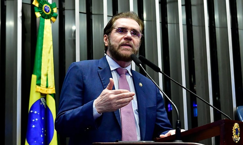Plínio Valério exige mais fiscalização e votação de projeto sobre transparência nas ONGs; veja vídeo