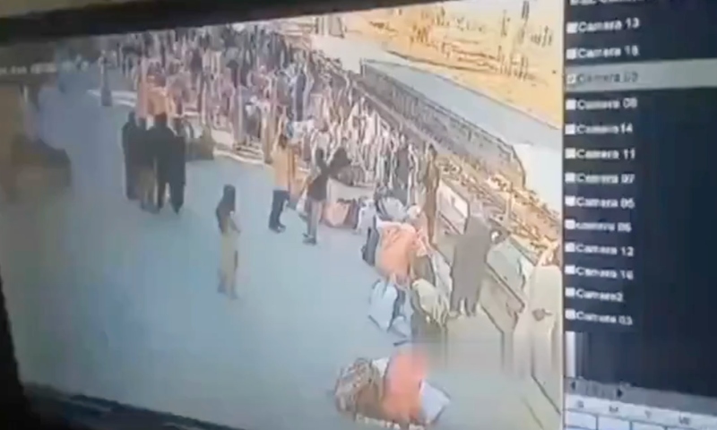 Veja momento que homem-bomba comete atentado e mata 27 pessoas no Paquistão